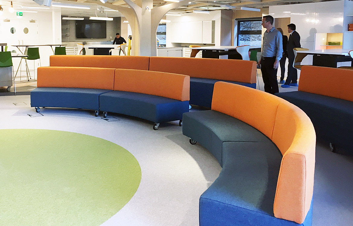 Wave audience sofa for office