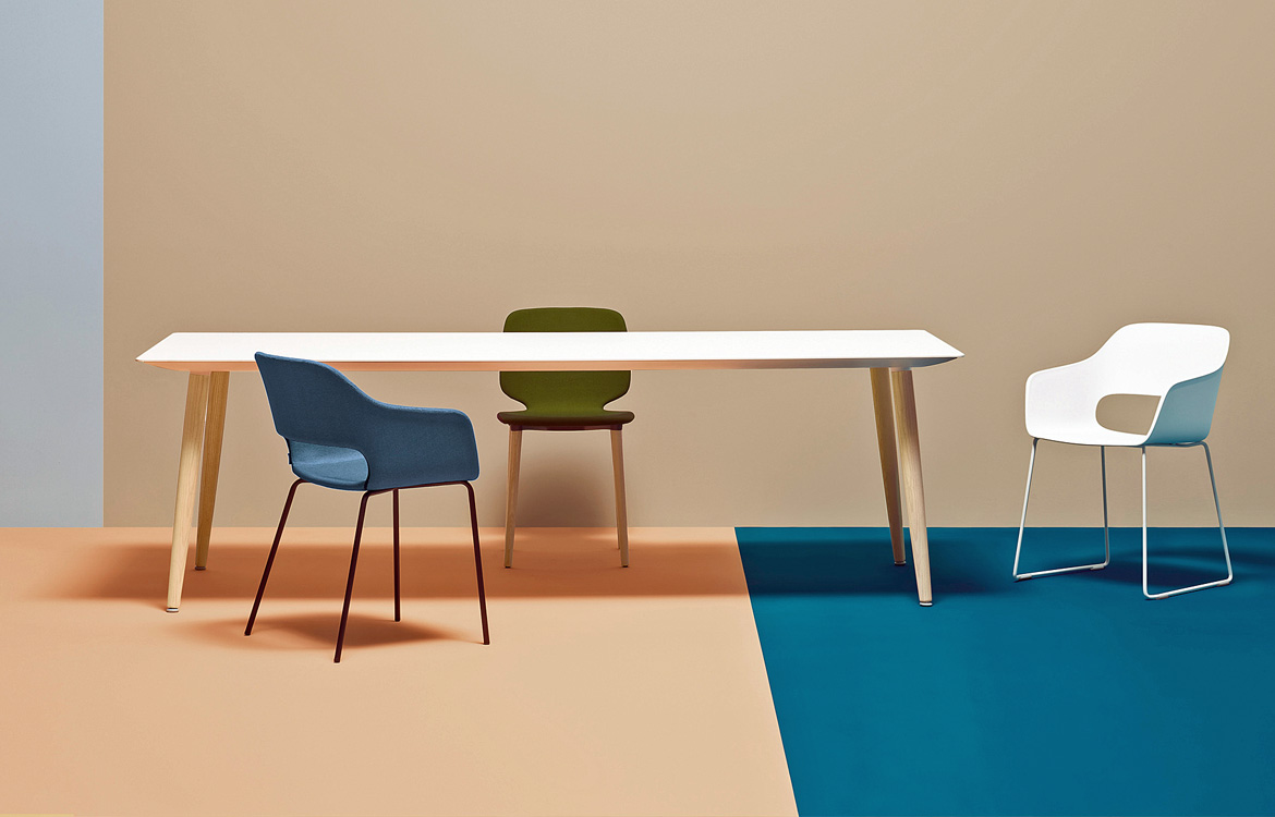 Babila commercial table with wood legs