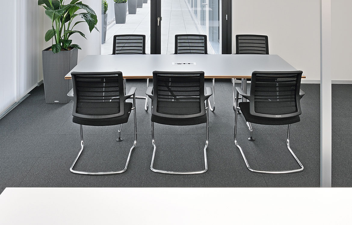 Black mesh meeting chair