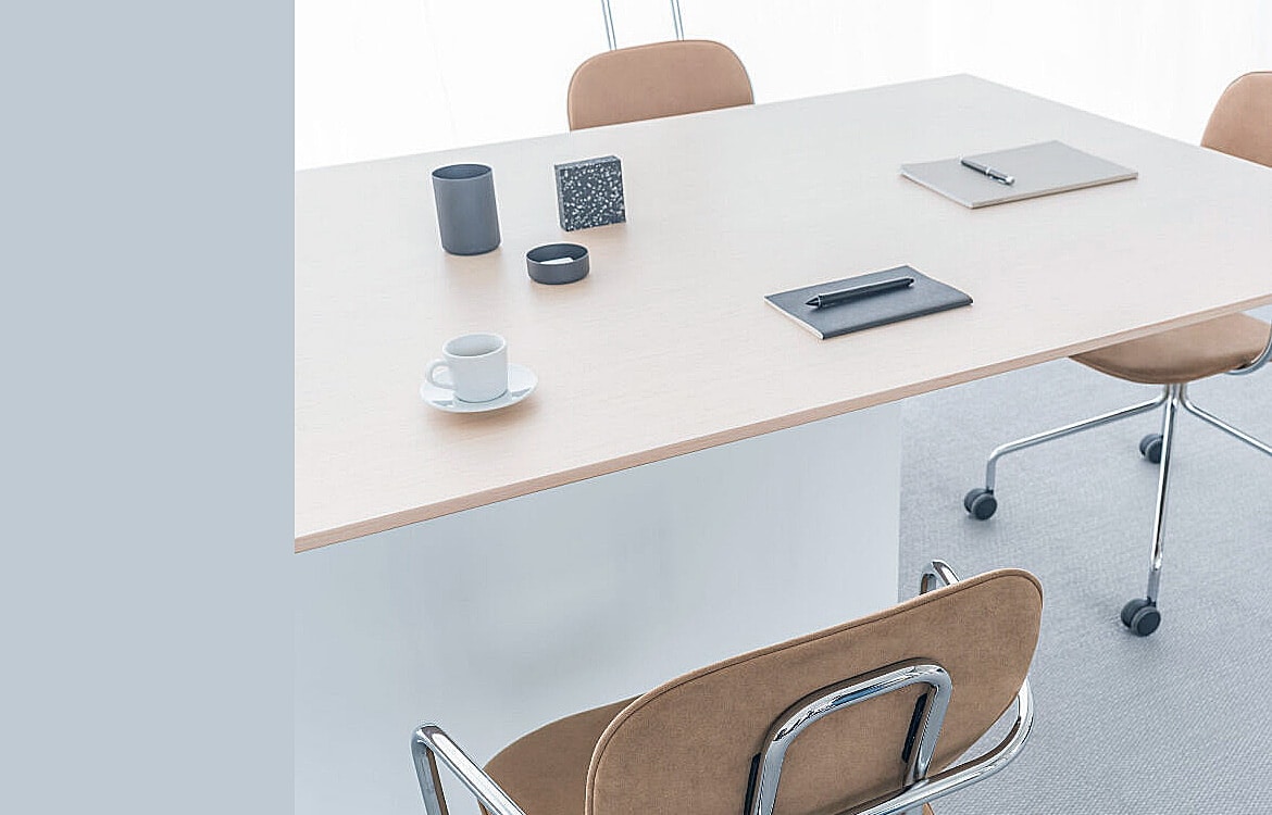 Height adjustable meeting table