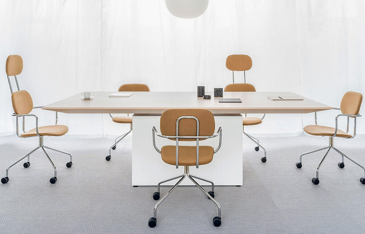 Height adjustable meeting table
