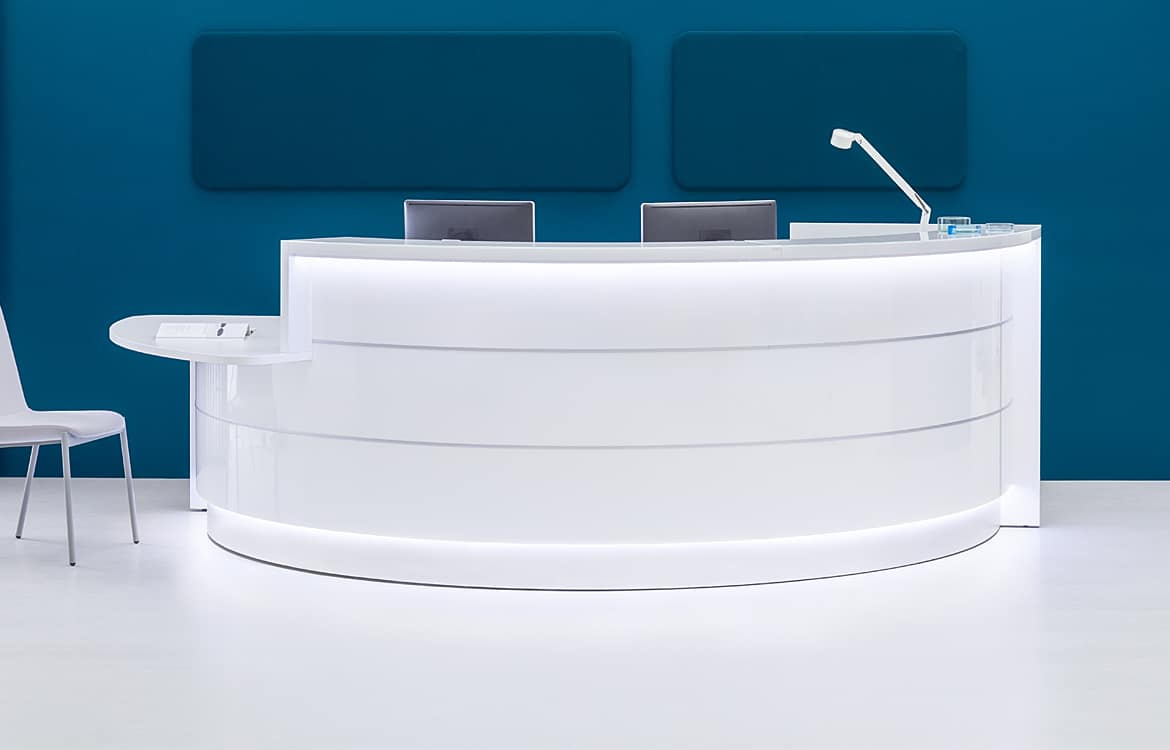 How can the curved reception desk be customised to fit specific needs?