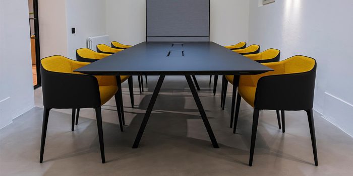 Pedrlai Arki black meeting table