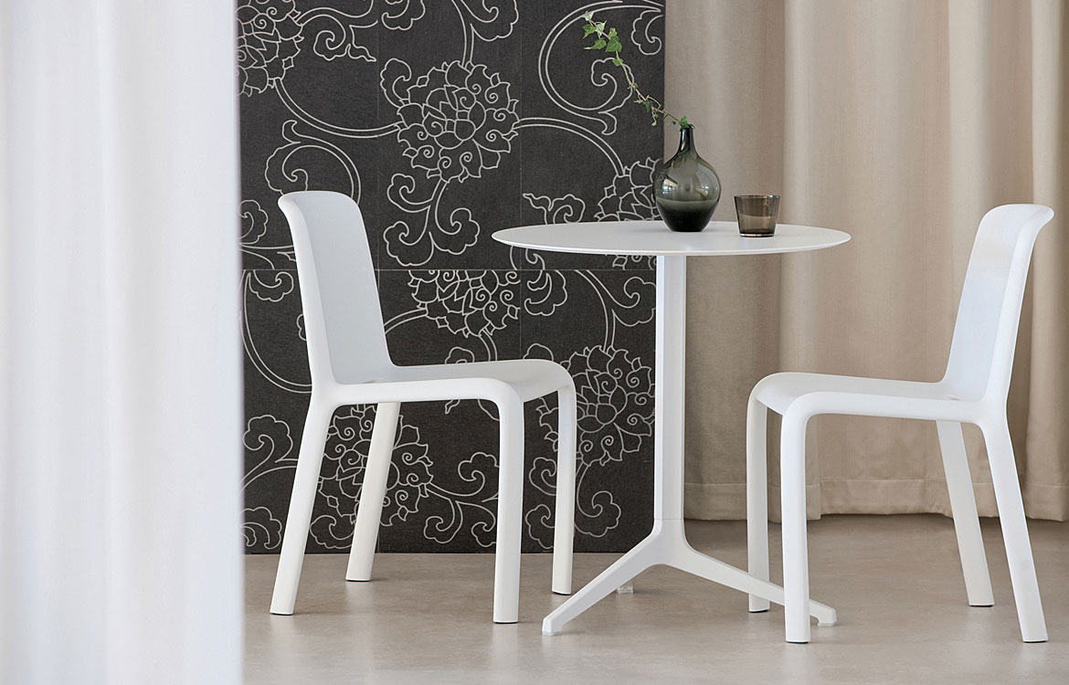 Pedrali Snow white outdoor cafe chair with Ypsilon table