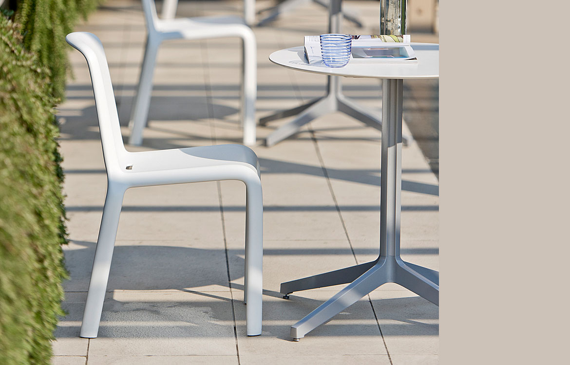 Pedrali Snow white outdoor cafe chair with Ypsilon table