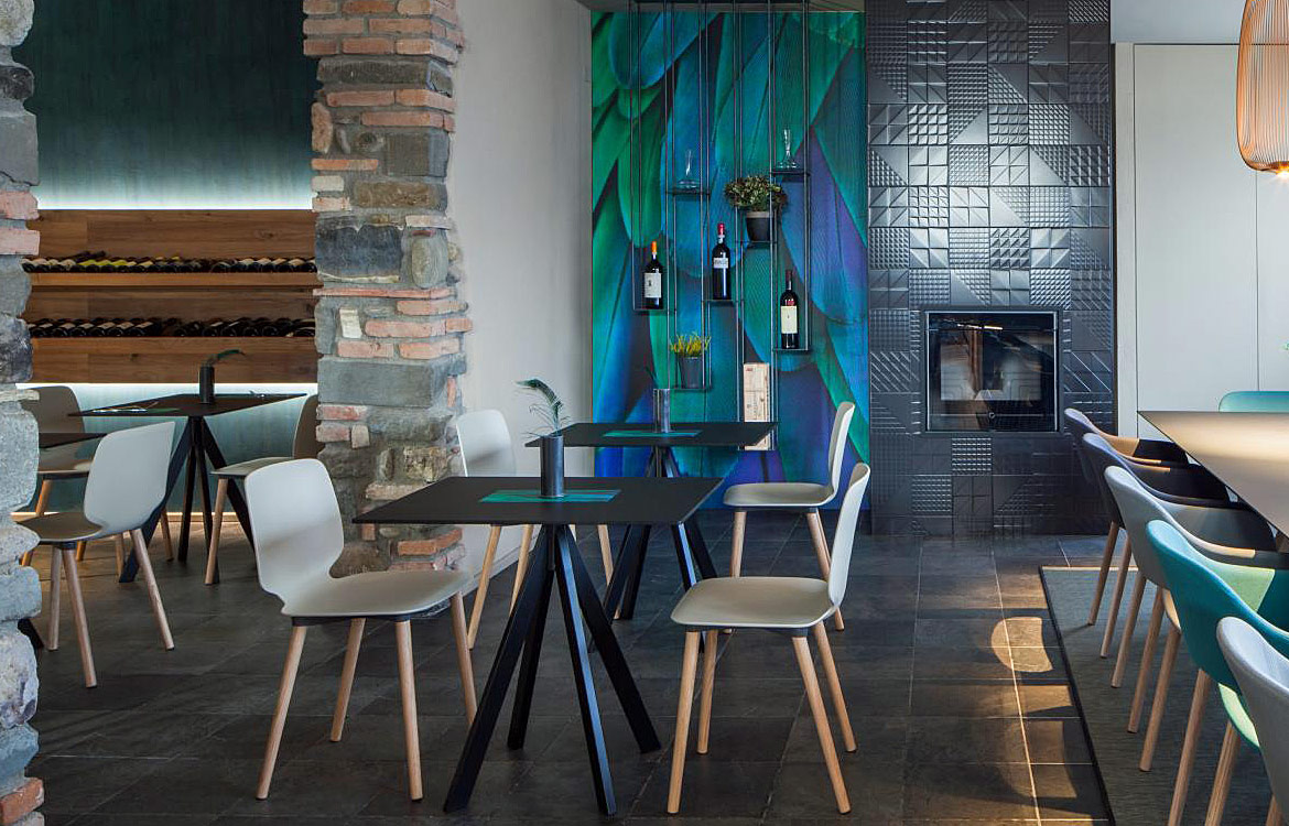 Black Arki restaurant table