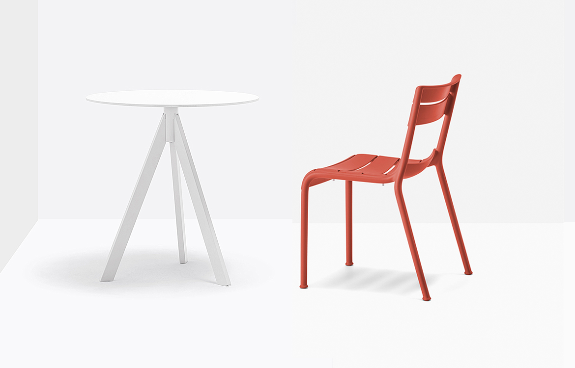 Round Arki white cafe table red chair