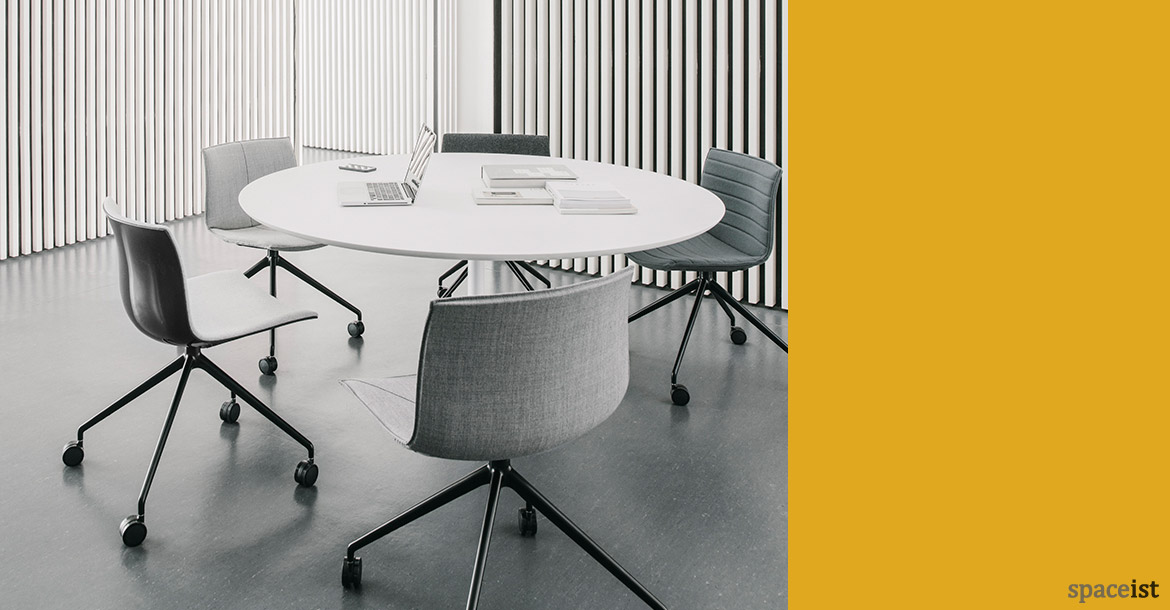 Dizzie meeting table with Catifa46 black chairs