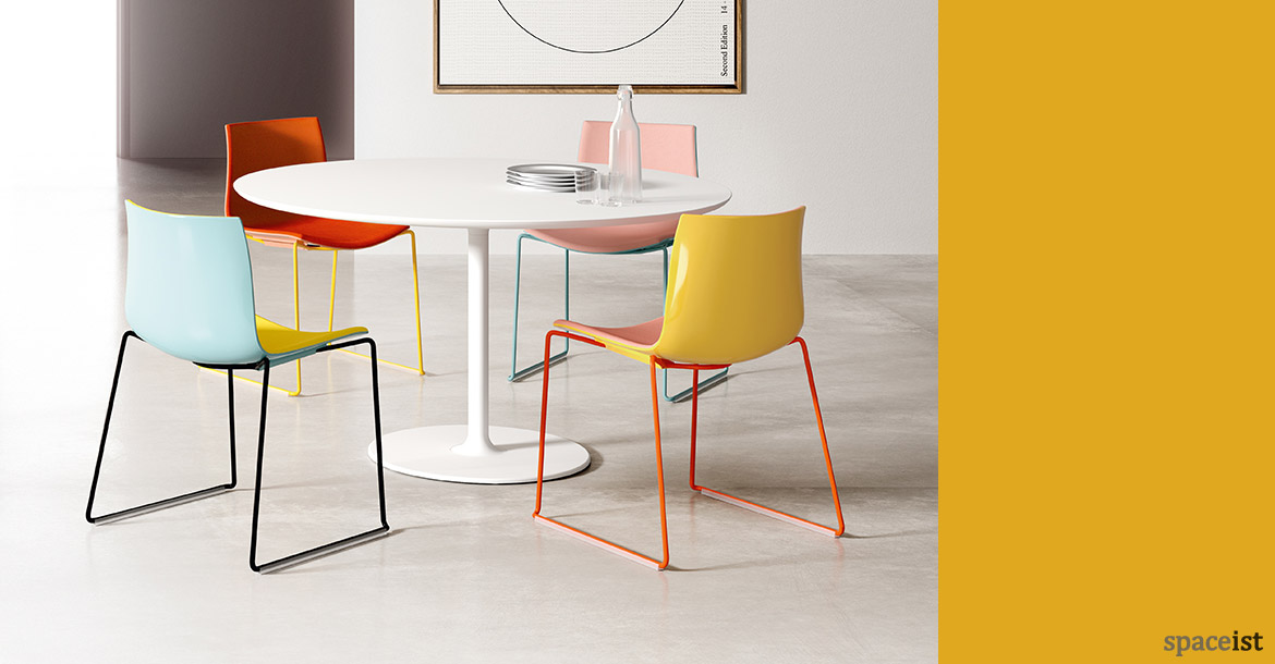 Round Dizzie meeting table with colourful Catifa chairs