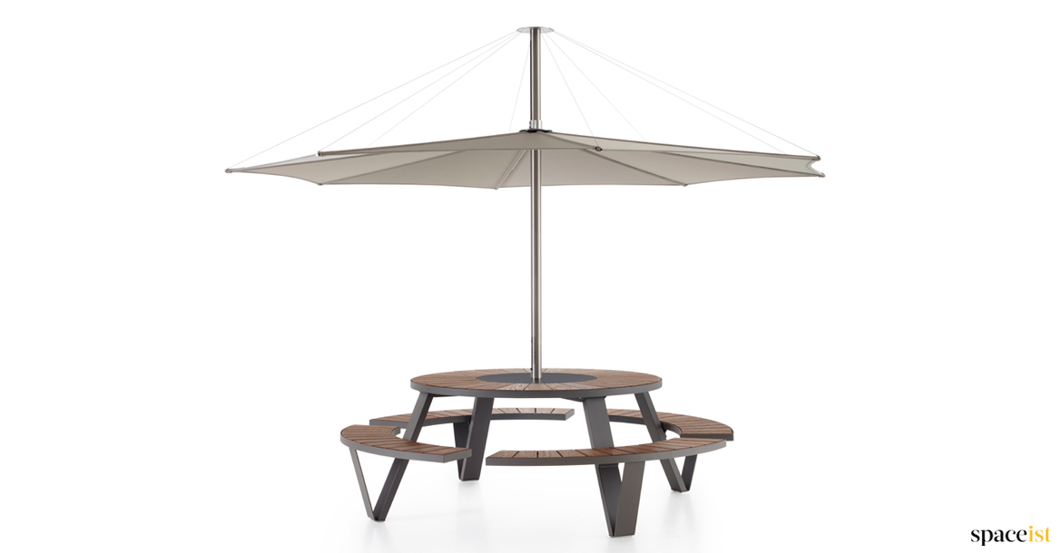 Picnic table with large umbrella - Pentagale