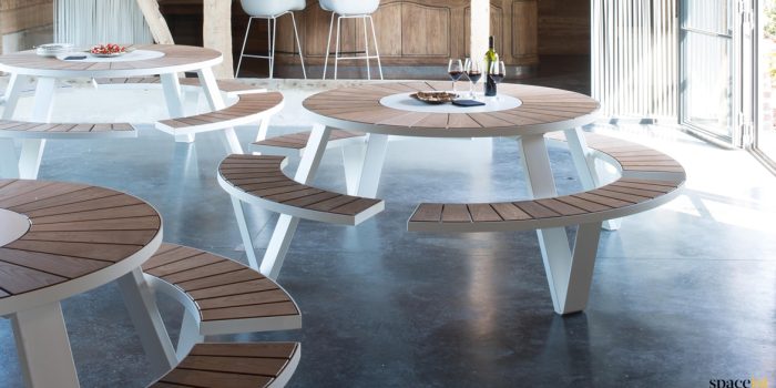 Round good quality outdoor table + bench - Pentagale