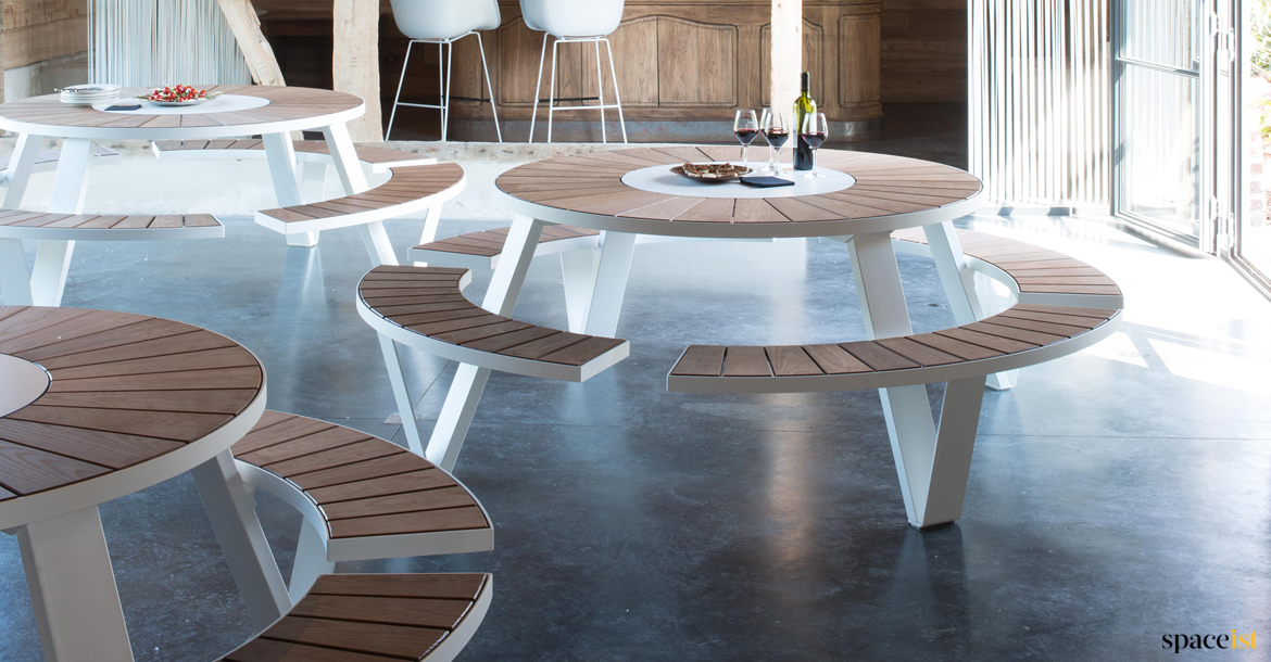Round good quality outdoor table + bench - Pentagale