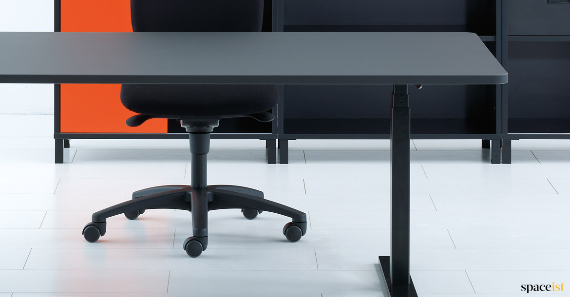 Q20 standing desk closeup