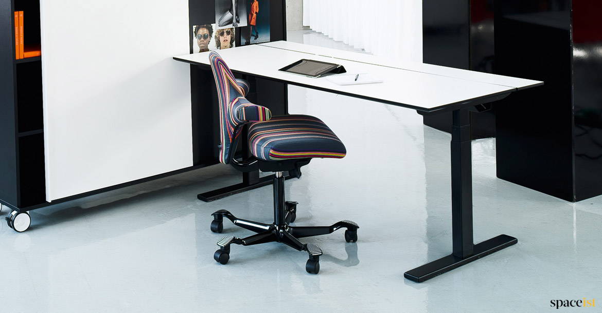 Q20 standing desk with white top + black base