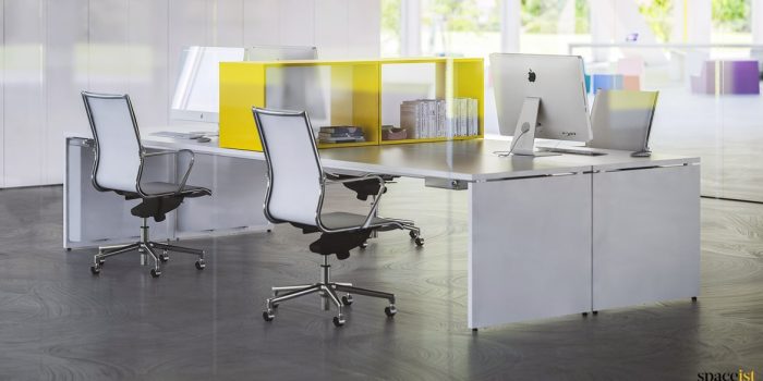 Tre long white desk
