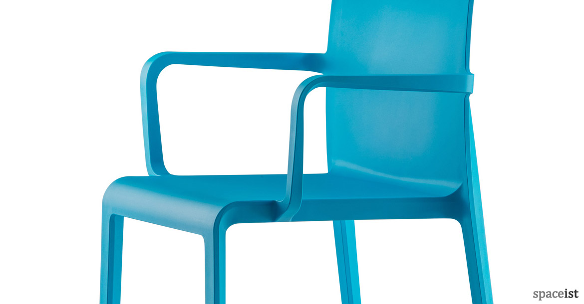 Volt blue meeting chair with armrests