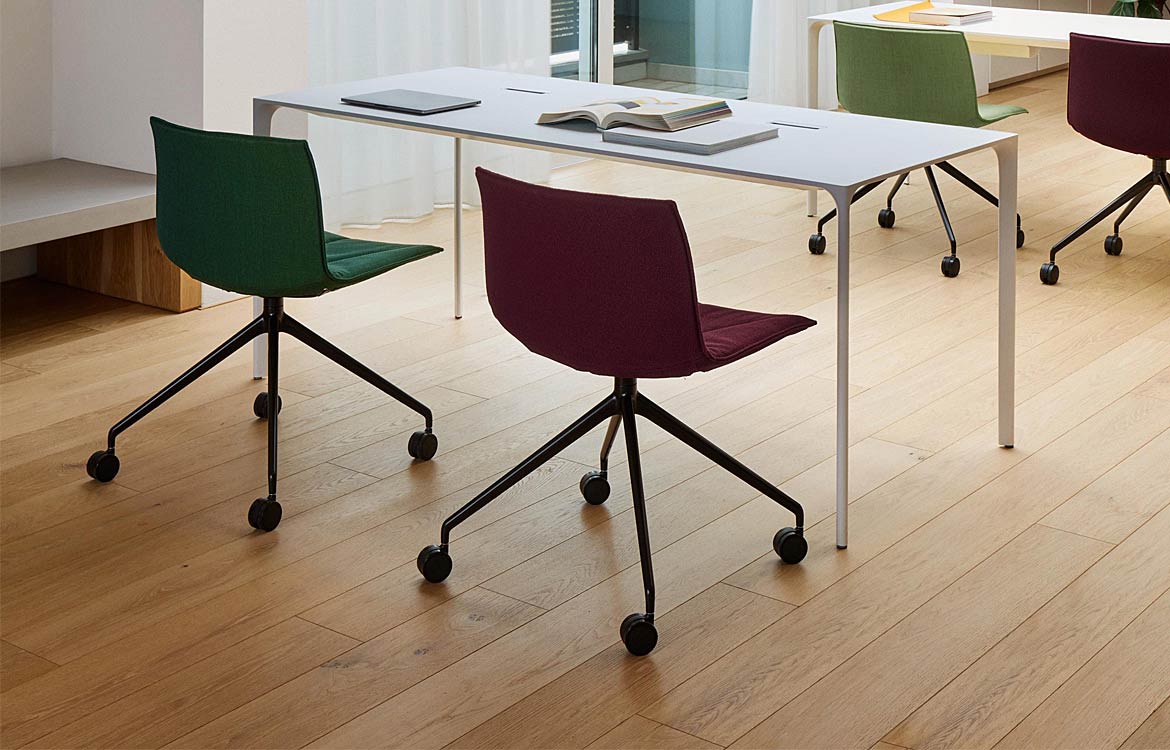 Swivel commercial chair