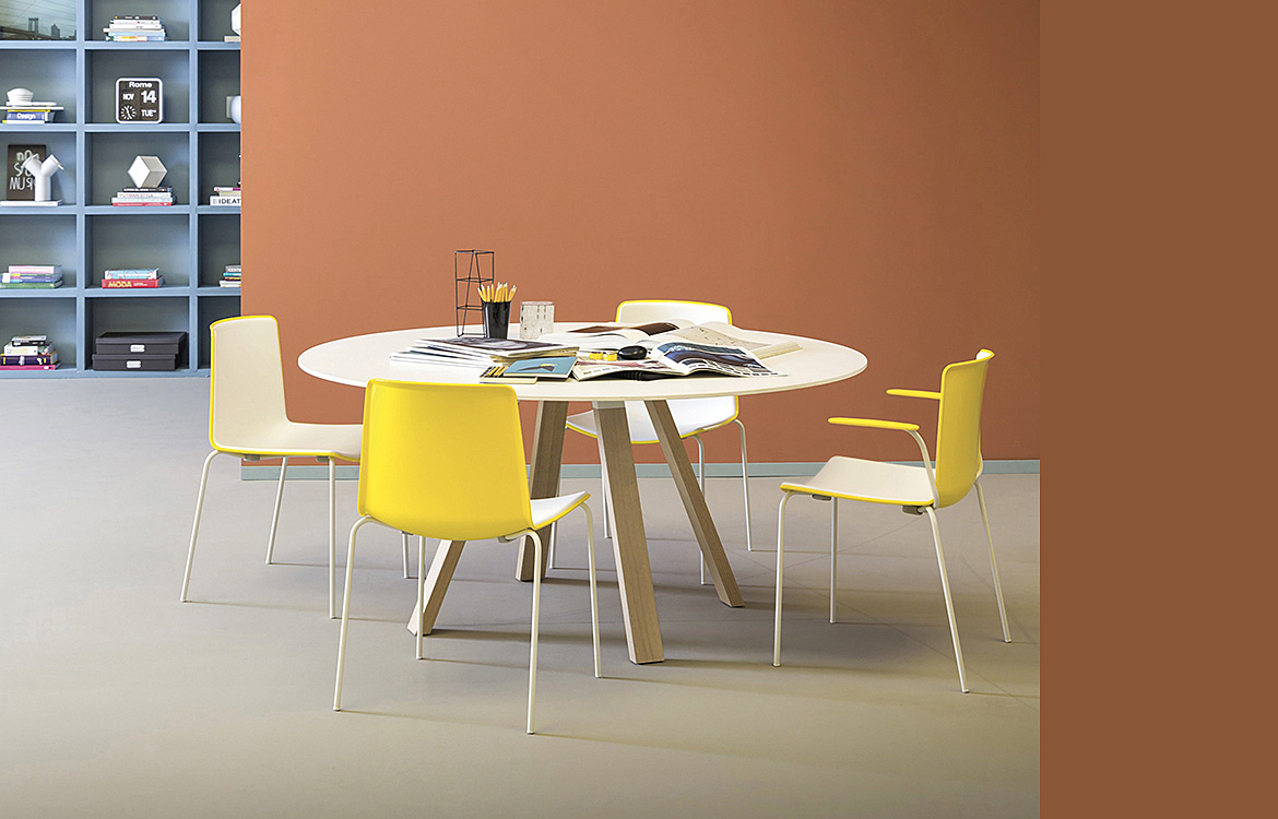 Tweet chair with armrests
