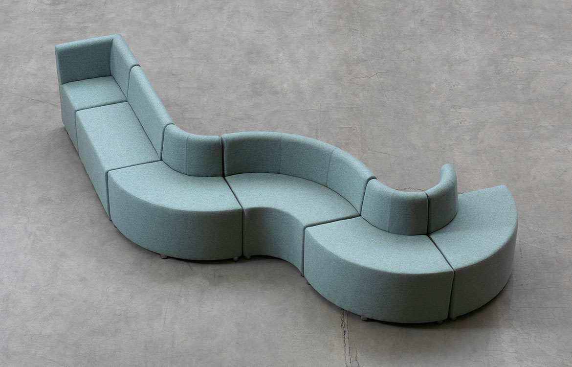 Wavy curved seat