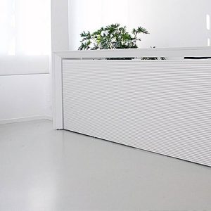 What are some features to consider when choosing a salon reception desk?