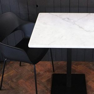 What are some key factors to consider when choosing small cafe tables for a cafe or restaurant