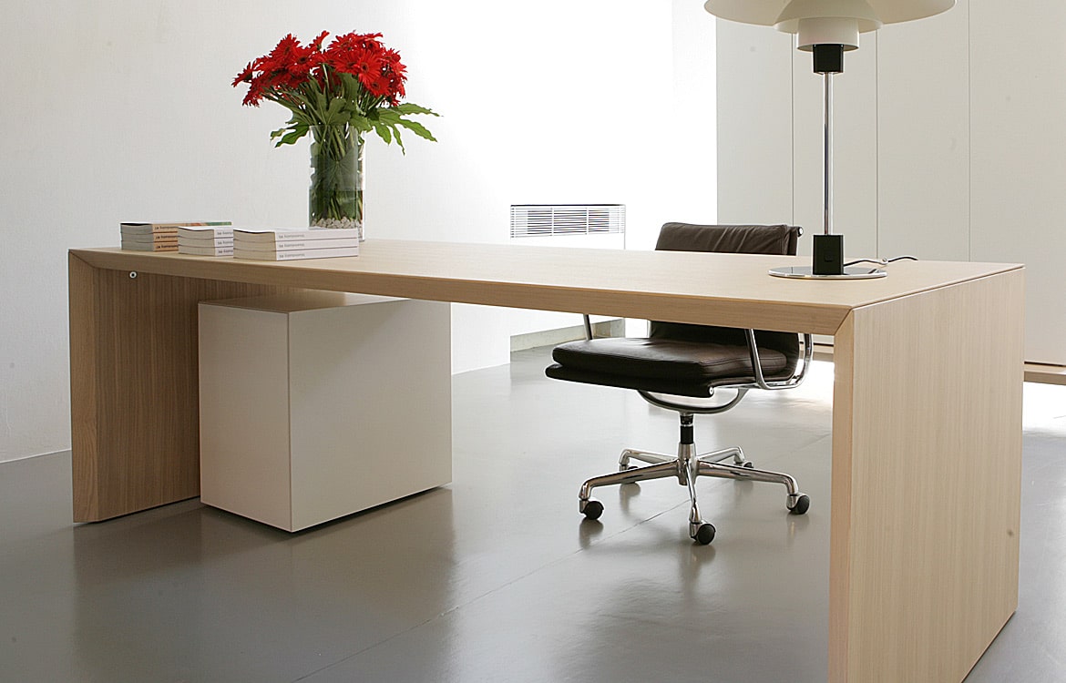 Modern oak venner executive desk
