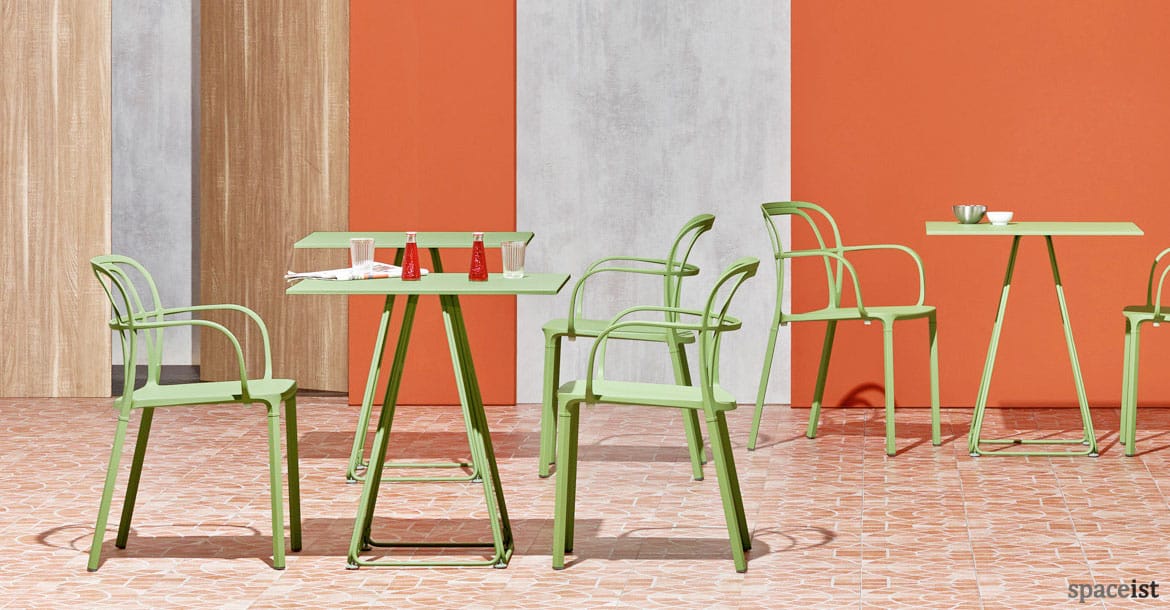 Intrigo green curvy cafe chair