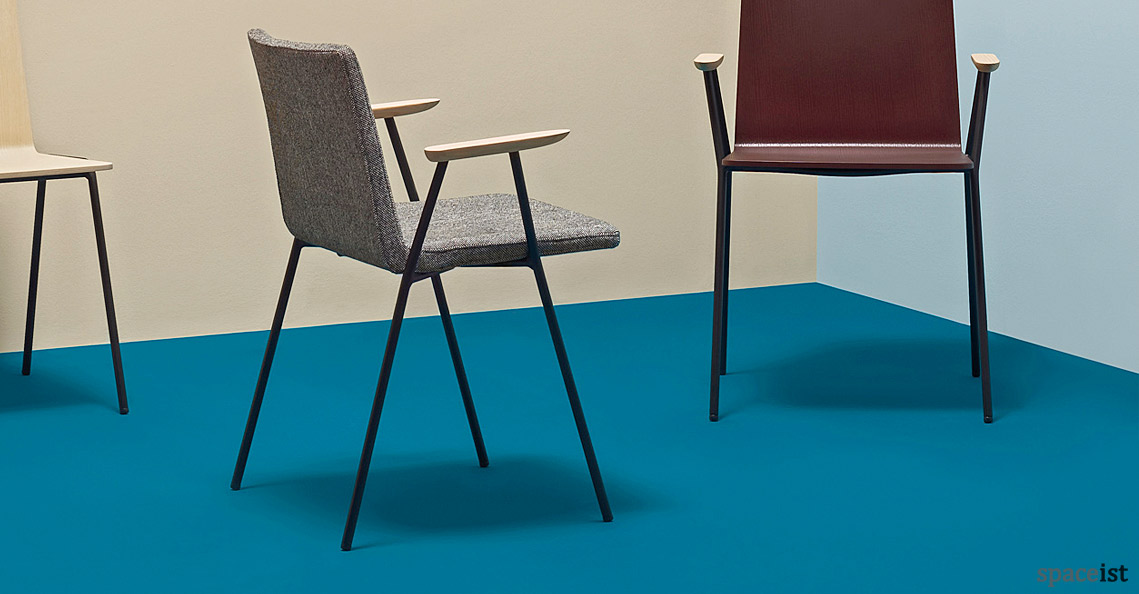 Saka meeting chair with wood armrests