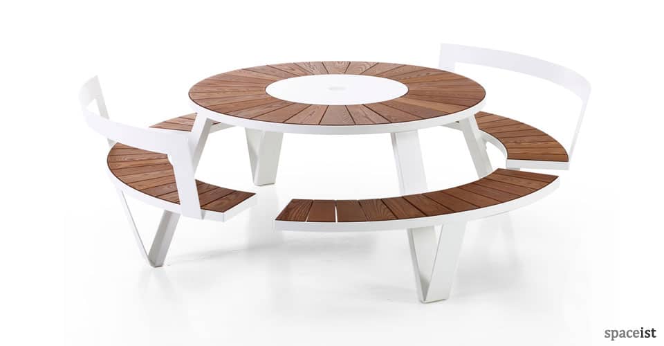 Pantagruel round picnic table with wood top