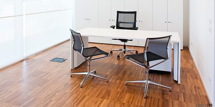 tre white office desks 200 x 80 cm